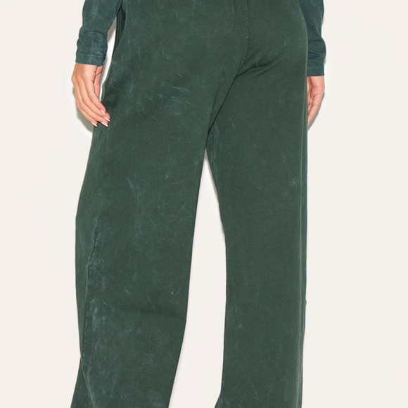 PRETTYLITTLETHING FOREST GREEN WASHED LOW RISE OVERSIZED WIDE LEG SWEATPANTS - Picture 2 of 4
